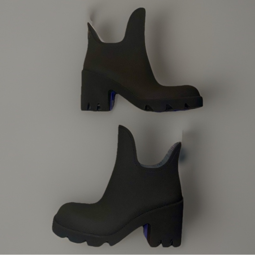 BURBERRY
Black Ankle Rain Boots 
Women’s EU 38